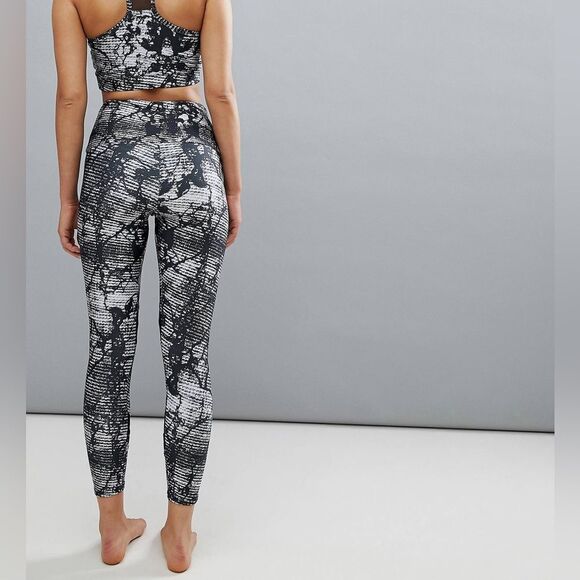 Onzie Printed Crop Sporty Yoga Leggings - Picture 10 of 13